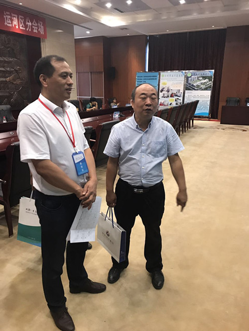 中京建设集团执行总裁胡绍明与运河区项目负责人讨论运河项目