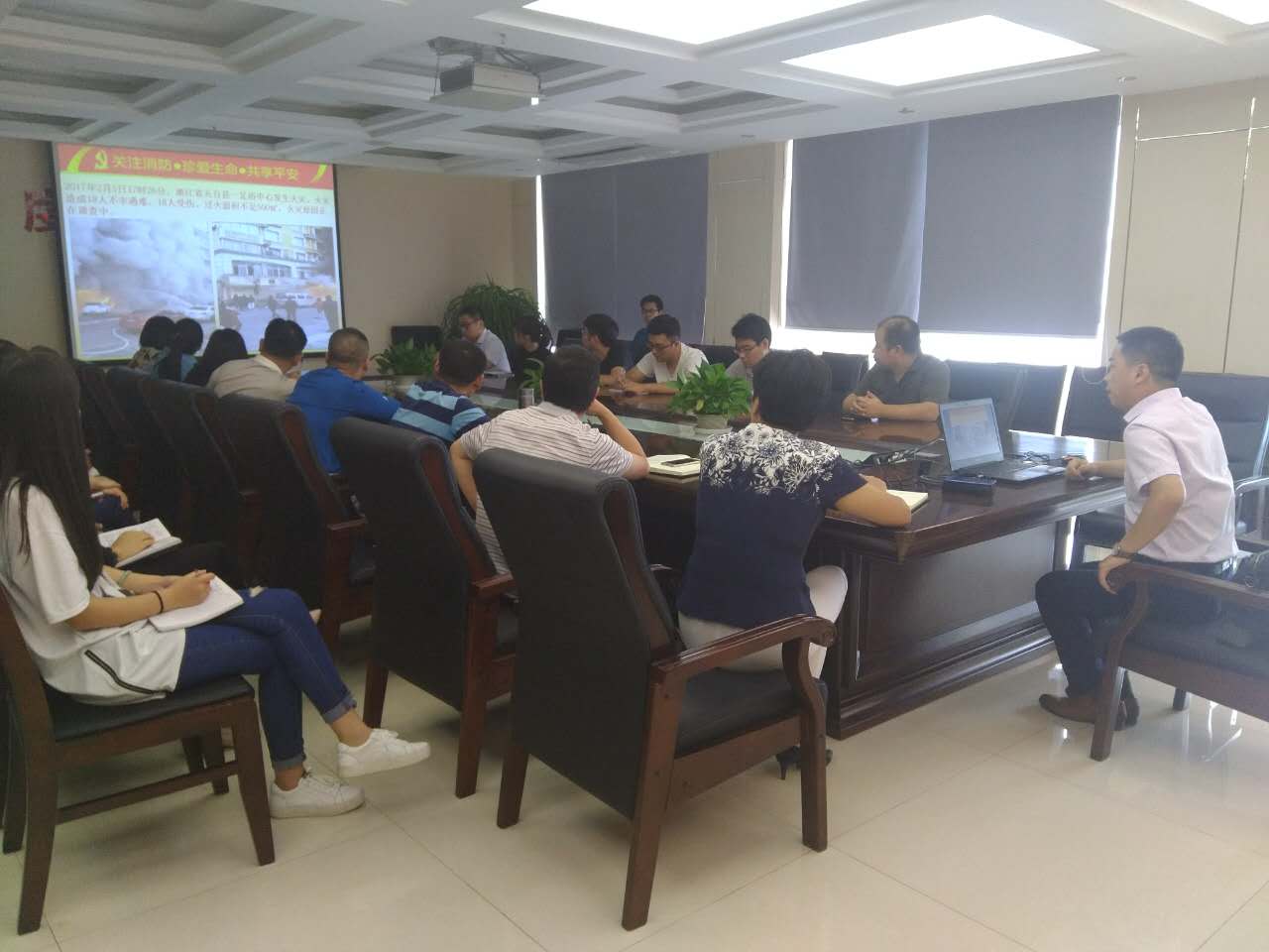 中京建设集团员工认真学习消防知识
